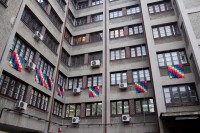 https://salonuldeproiecte.ro/files/gimgs/th-43_3_ Mihai Iepure-Górski - Pace la toată lumea (7 variaţii), 2011 - Intervenție pe fațada clădirii  -mătase cusută, 110 x 110 cm.jpg